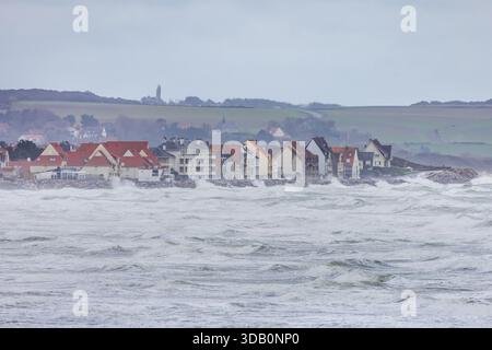 Wellen stürzten gegen den Seawall in Wissant während des Sturms Benjamin, Côte d’Opale, Frankreich Stockfoto