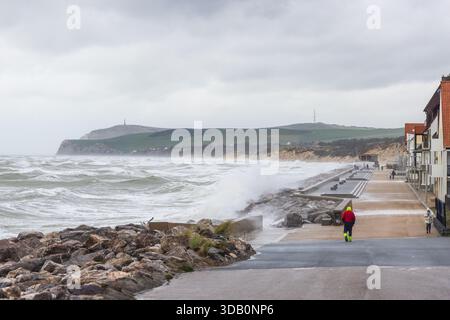 Wellen stürzten gegen den Seawall in Wissant während des Sturms Benjamin, Côte d’Opale, Frankreich Stockfoto