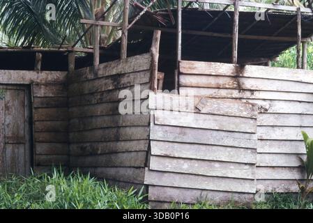Indonesien, Pulau Batu, Batu Inseln vor der Westküste von Sumatra, Porträt eines einheimischen Mannes auf einer der Steininseln, Toilette in unserer Unterkunft, Fuji ISO 100 Sensia RA, 2001 Stockfoto