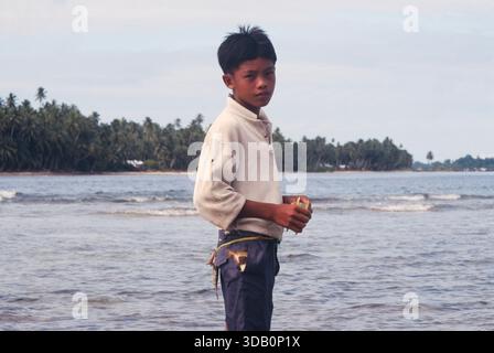 Indonesien, Pulau Batu, Batu-Inseln vor der Westküste von Sumatra, indonesisches Boy Fishing, Fuji ISO 100 Sensia RA, 2001 Stockfoto