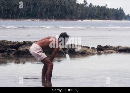 Indonesien, Pulau Batu, Batu-Inseln vor der Westküste von Sumatra, Ein einheimischer Fischer, Fuji ISO 100 Sensia RA, 2001 Stockfoto