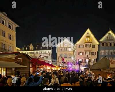 Esslingen am Neckar, Deutschland, 12. Dezember 2025, berühmter mittelalterlicher Weihnachtsmarkt in der Nacht voller tausender Besucher in den Altstadtstraßen Stockfoto