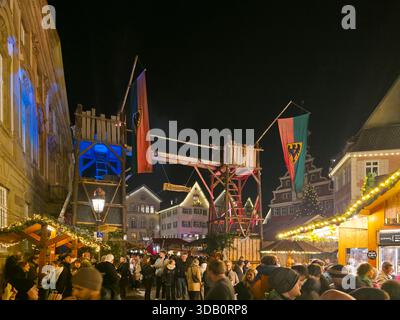 Esslingen am Neckar, Deutschland, 12. Dezember 2025, bevölkern tausende Besucher den mittelalterlichen Weihnachtsmarkt in der Altstadt Stockfoto