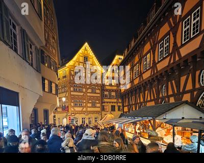 Esslingen am Neckar, Deutschland, 12. Dezember 2025, mittelalterlicher Weihnachtsmarkt bei Nacht voller Besucher in historischen Straßen Stockfoto