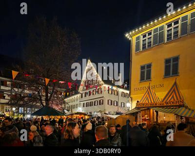 Esslingen am Neckar, Deutschland, 12. Dezember 2025, Tausende genießen den mittelalterlichen Weihnachtsmarkt bei Nacht im historischen Esslingen Stockfoto