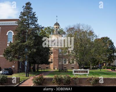 Das historische Old State House mit seiner Kuppel auf dem Green in Dover, Delaware, unter einem blauen, sonnigen Himmel. Stockfoto
