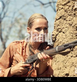 URSULA ANDRESS in THE SOUTHERN STAR (1969), Regie: SIDNEY HAYERS. Quelle: COL/EUROFRANCE/CAPITOLE/Album Stockfoto