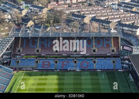 Eine allgemeine Luftaufnahme von Turf Moor während des Premier League-Spiels Burnley gegen Fulham in Turf Moor, Burnley, Großbritannien, 13. Dezember 2025 (Foto: Mark Cosgrove/News Images) *** GER AUT SUI OUT *** Stockfoto