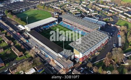 Eine allgemeine Luftaufnahme von Turf Moor während des Premier League-Spiels Burnley gegen Fulham in Turf Moor, Burnley, Großbritannien, 13. Dezember 2025 (Foto: Mark Cosgrove/News Images) *** GER AUT SUI OUT *** Stockfoto