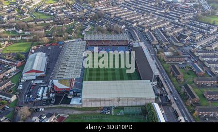 Eine allgemeine Luftaufnahme von Turf Moor während des Premier League-Spiels Burnley gegen Fulham in Turf Moor, Burnley, Großbritannien, 13. Dezember 2025 (Foto: Mark Cosgrove/News Images) *** GER AUT SUI OUT *** Stockfoto