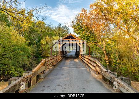 Wunderschöne und historische Harrisburg-Brücke im Sevier County Tennessee, aufgenommen bei Sonnenaufgang. Die Brücke wurde 1875 gebaut und dient weiterhin der Stockfoto