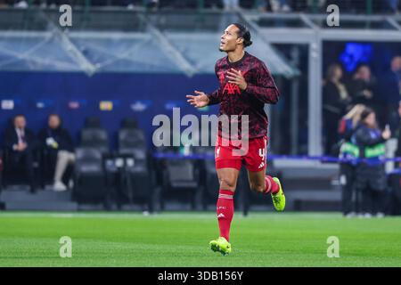 Virgil Van Dijk von Liverpool FC wärmt sich während der UEFA Champions League 2025/26-Phase auf – dem 6. Spieltag des Fußballspiels zwischen FC Internazionale und Liverpool FC im San Siro Stadium in Mailand Stockfoto