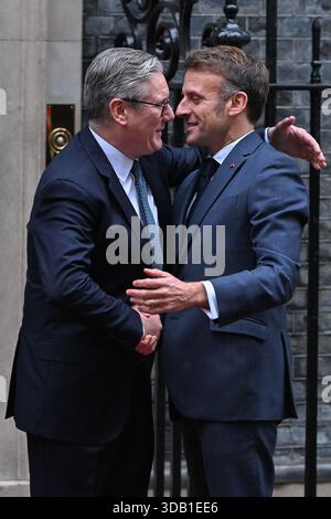 London, Großbritannien. 8. Dezember 2025. Der britische Premierminister Keir Starmer begrüßt den französischen Präsidenten Emmanuel Macron vor der Downing Street 10 im Vorfeld der Gespräche mit europäischen Führern über den Krieg in der Ukraine. Vermerk: Thomas Krych/Alamy Stockfoto