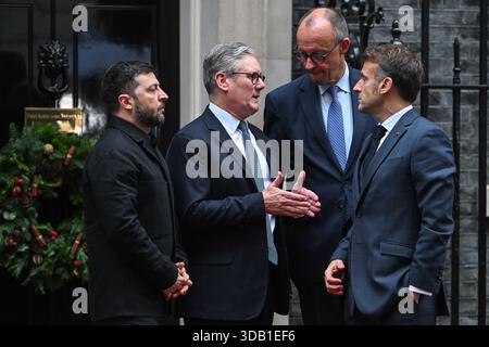 London, Großbritannien. 8. Dezember 2025. Von links spricht der ukrainische Präsident Wolodymyr Zelenskyy nach einem Treffen im Inneren mit dem britischen Premierminister Keir Starmer, dem deutschen Bundeskanzler Friedrich Merz und dem französischen Präsidenten Emmanuel Macron vor der Downing Street 10. Vermerk: Thomas Krych/Alamy Stockfoto