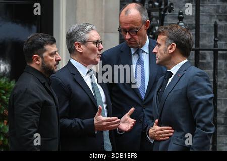 London, Großbritannien. 8. Dezember 2025. Von links spricht der ukrainische Präsident Wolodymyr Zelenskyy nach einem Treffen im Inneren mit dem britischen Premierminister Keir Starmer, dem deutschen Bundeskanzler Friedrich Merz und dem französischen Präsidenten Emmanuel Macron vor der Downing Street 10. Vermerk: Thomas Krych/Alamy Stockfoto