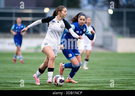 Luzern, Schweiz. Dezember 2025. Melissa Rondalli (21 FC Luzern), rechts, und Martina Cavar (20 FC Zürich), links, in Aktion während des Viertelfinalspiels der Frauen im Schweizer Cup zwischen dem FC Luzern und dem FC Zürich im Sportkomplex Kleinfeld, Luzern, Schweiz. Quelle: SPP Sport Pressefoto. /Alamy Live News Stockfoto