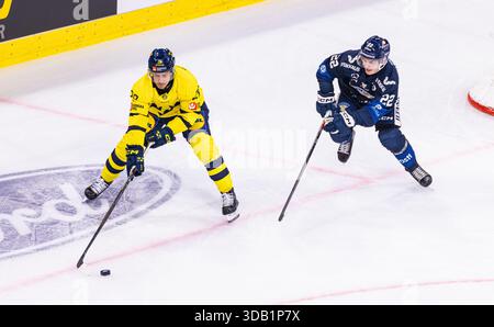 Zürich, Schweiz, 13. Dezember 2025: #20 Andre Petersson (Schweden) gewinnt den Puck im Duell gegen #22 Arttu Ruotsalainen (Finnland). (Foto: Andreas Haas/dieBildmanufaktur) Credit: DieBildmanufaktur/Alamy Live News Stockfoto