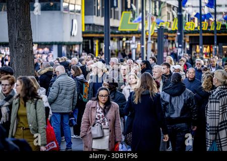 ROTTERDAM - Shopper im Lijnbaan im Stadtzentrum von Rotterdam. Die Einkaufsstraßen sind vor den Feiertagen sehr voll. ANP ROBIN UTRECHT niederlande Out - belgien Out Credit: ANP/Alamy Live News Stockfoto