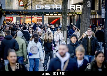 ROTTERDAM - Shopper im Lijnbaan im Stadtzentrum von Rotterdam. Die Einkaufsstraßen sind vor den Feiertagen sehr voll. ANP ROBIN UTRECHT niederlande Out - belgien Out Credit: ANP/Alamy Live News Stockfoto