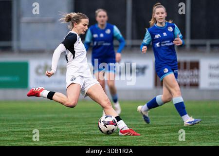 Luzern, Schweiz. Dezember 2025. Kim Dubs (24 FC Zürich) verließ im Viertelfinale des Schweizer Cup Frauen-Viertelfinales zwischen dem FC Luzern und dem FC Zürich im Kleinfeld Sports Complex, Luzern, Schweiz. Quelle: SPP Sport Pressefoto. /Alamy Live News Stockfoto