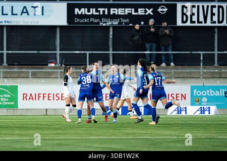 Luzern, Schweiz. Dezember 2025. Alyssa Keller (99 FC Luzern) feiert mit dem Team nach dem ersten Tor der Teams im Schweizer Cup Frauen Viertelfinale zwischen dem FC Luzern und dem FC Zürich im Kleinfeld Sports Complex, Luzern, Schweiz. Quelle: SPP Sport Pressefoto. /Alamy Live News Stockfoto