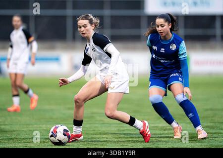 Luzern, Schweiz. Dezember 2025. Melissa Rondalli (21 FC Luzern), rechts, und Kim Dubs (24 FC Zürich), links, in Aktion während des Schweizer Cup Frauen Viertelfinales zwischen dem FC Luzern und dem FC Zürich im Sportkomplex Kleinfeld, Luzern, Schweiz. Quelle: SPP Sport Pressefoto. /Alamy Live News Stockfoto