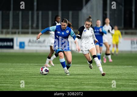 Luzern, Schweiz. Dezember 2025. Luisa Annette Blumenthal (29 FC Zürich), rechts, und Serena Li Puma (11 FC Luzern), links, in Aktion während des Schweizer Cup Frauen Viertelfinales zwischen dem FC Luzern und dem FC Zürich im Kleinfeld Sports Complex, Luzern, Schweiz. Quelle: SPP Sport Pressefoto. /Alamy Live News Stockfoto