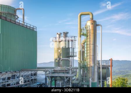 Blick auf die Industrielandschaft eines geothermischen Komplexes in Larderello, Toskana, dem weltweit ältesten Standort zur Erzeugung von geothermischer Energie. Große Rohre, Kühlung t Stockfoto