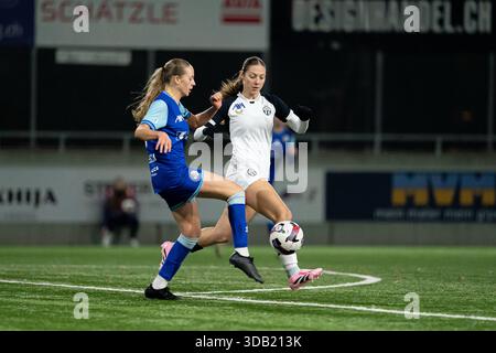 Luzern, Schweiz. Dezember 2025. Martina Cavar (20 FC Zürich), rechts, und Liel Rickenbach (26 FC Luzern), links, im Schweizer Viertelfinalspiel der Frauen im Schweizer Cup zwischen dem FC Luzern und dem FC Zürich im Sportkomplex Kleinfeld, Luzern, Schweiz. Quelle: SPP Sport Pressefoto. /Alamy Live News Stockfoto