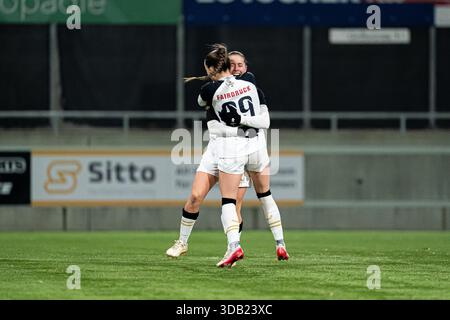 Luzern, Schweiz. Dezember 2025. Amelie Schuster (8 FC Zürich), rechts, und Luisa Annette Blumenthal (29 FC Zürich), links, feierten nach dem dritten Tor beim Schweizer Cup Frauen-Viertelfinale zwischen dem FC Luzern und dem FC Zürich im Sportkomplex Kleinfeld, Luzern, Schweiz. Quelle: SPP Sport Pressefoto. /Alamy Live News Stockfoto