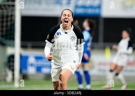 Luzern, Schweiz. Dezember 2025. Nevia Stoob (28 FC Zürich) feiert nach einem Torschuss im Schweizer WM-Viertelfinale zwischen dem FC Luzern und dem FC Zürich im Kleinfeld Sports Complex, Luzern, Schweiz. Quelle: SPP Sport Pressefoto. /Alamy Live News Stockfoto