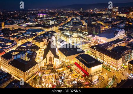 Schweiz, Basel, Basel-Stadt, Straßenbahnhaltestelle Barfüsserplatz, Weihnachtsmarkt, Advent, Dezember, Winter, Abendatmosphäre, Nachtaufnahme, Basel Stockfoto