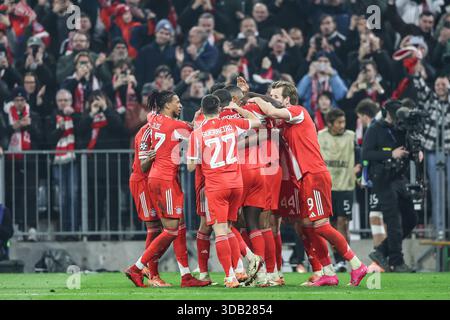 Die Spieler von Bayern München feiern, nachdem sie beim Spiel der UEFA Champions League 2025/2026 zwischen Bayern München und der Allianz Arena ein Tor geschossen haben. Endpunktzahl: Bayern München 3:1 Sporting. Stockfoto