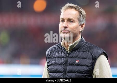 LEVERKUSEN, DEUTSCHLAND - 13. DEZEMBER: Kasper Hjulmand (Bayer 04 Leverkusen, Headcoach) während des Bundesliga-Spiels zwischen Bayer Leverkusen und FC Köln am 14. Spieltag in der BayArena am 13. Dezember 2025 in Leverkusen. #DFL-Vorschriften pro Stockfoto