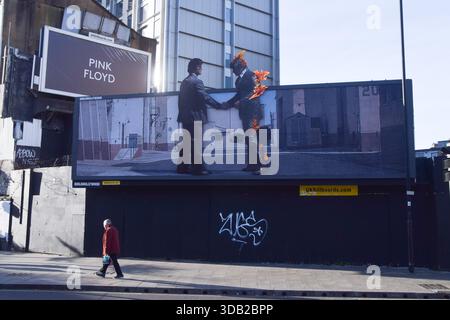 London, Großbritannien. Dezember 2025. Eine Werbetafel in Lambeth feiert die 50 Neuauflage von Pink Floyds Album „Wish You Were Here“ mit dem legendären „man on Fire“ Cover von Aubrey „Po“ Powell und Storm Thorgerson von Hipgnosis. Quelle: Vuk Valcic/Alamy Live News Stockfoto