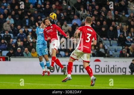 Coventry, Großbritannien. Dezember 2025. Zak Vyner aus Bristol City führt den Ball vor Tatsuhiro Sakamoto aus Coventry City während des Coventry City gegen Bristol City Sky Bet Championship Matches in der Coventry Building Society Arena, Coventry, England am 13. Dezember 2025 Credit: Lee Keuneke/Every Second Media Credit: Every Second Media/Alamy Live News Stockfoto