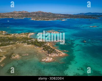 Türkisfarbenes Küstenwasser und felsige Küste unter klarem blauen Himmel über Island Horizon Expanse Vista, Sardinien, Italien Stockfoto
