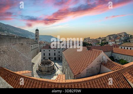 Dubrovnik, Kroatien, mit Stradun Street, der Hauptstraße aus dem 13. Jahrhundert, Fanta Sea by Onofrio, erbaut zwischen 1438 und 1440. Blick aus der Höhe Stockfoto