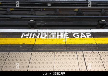 Denken Sie an das Lückenschild am London Underground Platform Edge Stockfoto
