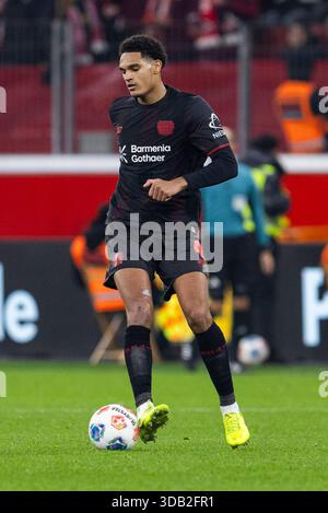 LEVERKUSEN, DEUTSCHLAND - 13. DEZEMBER: Jarell Quansah (Bayer 04 Leverkusen, 4) während des Bundesliga-Spiels zwischen Bayer Leverkusen und 1. FC Köln am 14. Spieltag in der BayArena am 13. Dezember 2025 in Leverkusen. #DFL-Vorschriften verbieten die Verwendung von Fotos als Bildsequenzen und/oder Quasi-Video***keine Verwendung von Bildern außerhalb Finnlands*** Stockfoto