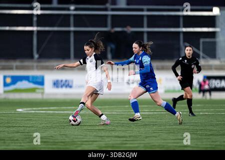 Luzern, Schweiz. Dezember 2025. Chiara Schmid (38 FC Luzern), rechts, und Borbála Dora Vincze (Borbala Dora Vincze) (19 FC Zürich), links, in Aktion während des Viertelfinalspiels der Frauen im Schweizer Cup zwischen dem FC Luzern und dem FC Zürich im Kleinfeld Sportkomplex Luzern, Schweiz. Quelle: SPP Sport Pressefoto. /Alamy Live News Stockfoto