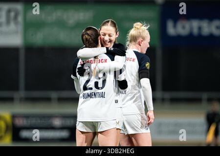 Luzern, Schweiz. Dezember 2025. Martina Cavar (20 FC Zürich), rechts, und Luisa Annette Blumenthal (29 FC Zürich), links, feierten nach dem Tor der Teams beim Schweizer Cup Frauen Viertelfinale zwischen dem FC Luzern und dem FC Zürich im Kleinfeld Sportkomplex Luzern, Schweiz. Quelle: SPP Sport Pressefoto. /Alamy Live News Stockfoto