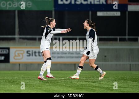 Luzern, Schweiz. Dezember 2025. Amelie Schuster (8 FC Zürich), rechts, und Luisa Annette Blumenthal (29 FC Zürich), links, feierten nach dem Tor der Teams im Schweizer Cup Frauen-Viertelfinale zwischen dem FC Luzern und dem FC Zürich im Sportkomplex Kleinfeld, Luzern, Schweiz. Quelle: SPP Sport Pressefoto. /Alamy Live News Stockfoto