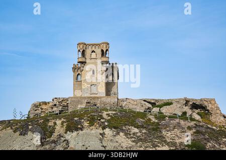 Castillo de Santa Catalina liegt auf einem Hügel mit Blick auf das Meer in Tarifa. Stockfoto