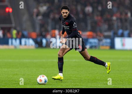 LEVERKUSEN, DEUTSCHLAND - 13. DEZEMBER: Jarell Quansah (Bayer 04 Leverkusen, 4) während des Bundesliga-Spiels zwischen Bayer Leverkusen und 1. FC Köln am 14. Spieltag in der BayArena am 13. Dezember 2025 in Leverkusen. #DFL-Vorschriften verbieten die Verwendung von Fotos als Bildsequenzen und/oder Quasi-Video***keine Verwendung von Bildern außerhalb Finnlands*** Stockfoto