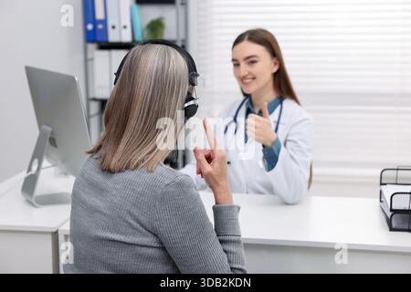 Patient mit audiometrischen Kopfhörern im Hörtest in der Klinik, selektiver Fokus Stockfoto
