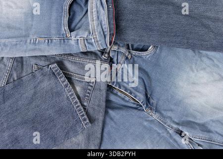 Abstrakter Hintergrund der Denim-Jeans mit Textilabfall und Problemen mit der schnellen Mode. Vollbild Stockfoto