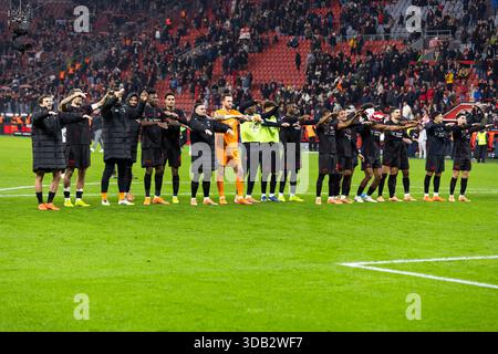 LEVERKUSEN, DEUTSCHLAND - 13. DEZEMBER: Das Team von Bayer Leverkusen feiert den Sieg mit den Heimfans nach dem Bundesliga-Spiel zwischen Bayer Leverkusen und dem FC Köln am 14. Spieltag in der BayArena am 13. Dezember 2025 in Leverkusen. #DFL-Regelung Stockfoto