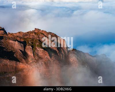 Rötlicher Vulkangrat über Wolken bei Pico do Arieiro, Madeira Stockfoto
