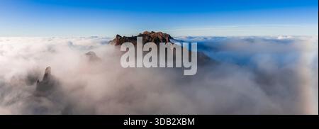 Der Gipfel des Madeira Highlands erhebt sich im frühen Morgenlicht über Wolken Stockfoto